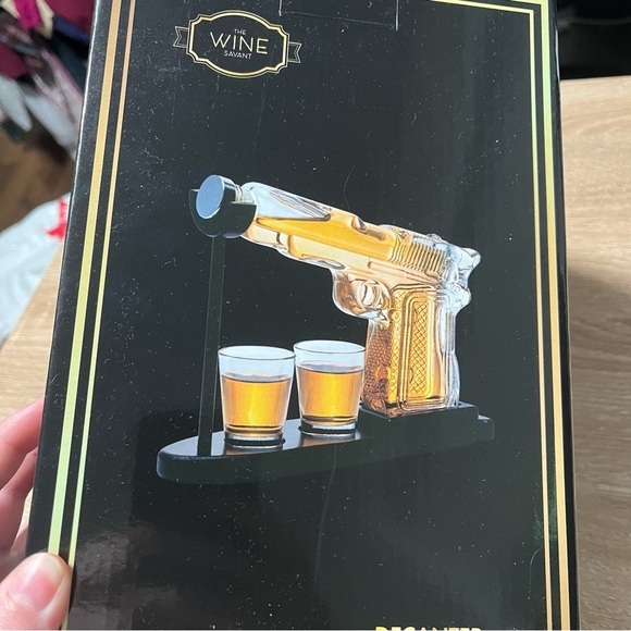 NEW Whiskey Decanter Set w/ 2 shot glasses - Picture 3 of 6